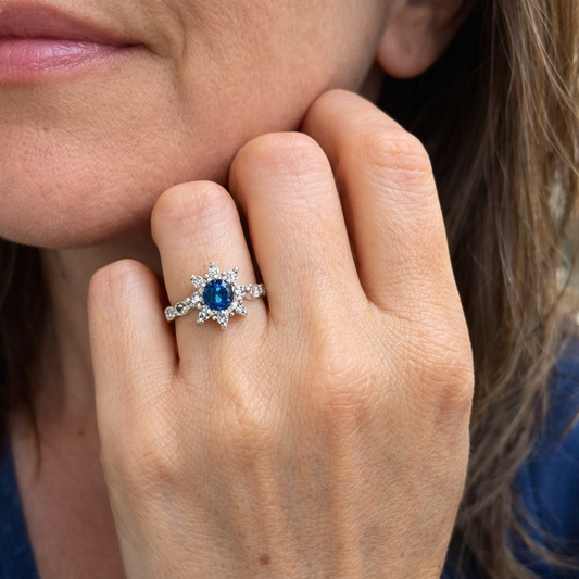 Anillo Flor de Zafiro y Cristal | Oro Blanco
