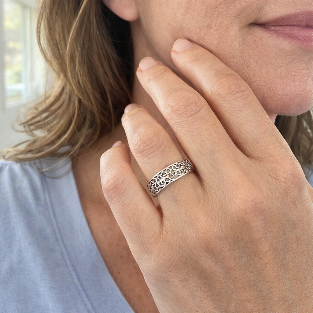 Daria Delicate Flower White Gold Ring